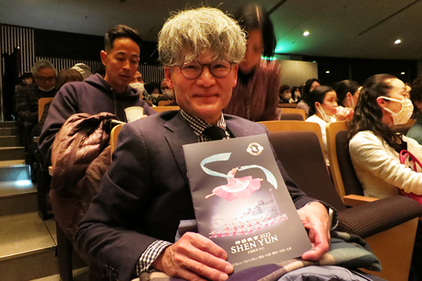 自動車部品工場で工場長を務める青木逹裕さんが2023年1月2日、広島文化学園HBGホールで神韻芸術団の公演を鑑賞した(寺田崚平/大紀元)