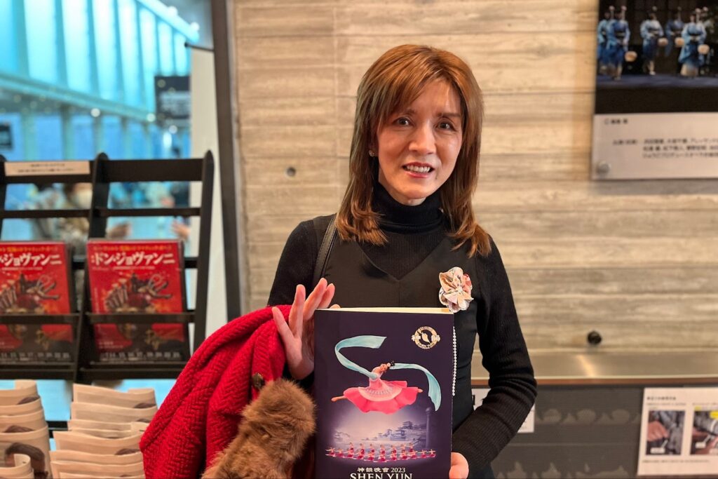 音楽療法士の松浦喜美世さんが1月6日、兵庫県立芸術文化センターKOBELCO大ホールで神韻芸術団の公演を鑑賞(寺田崚平/大紀元)