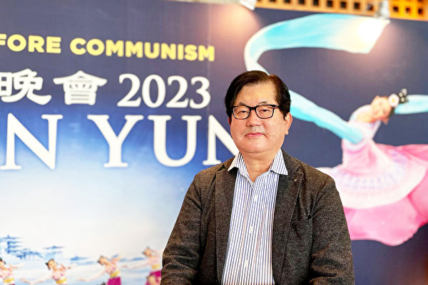 2023年1月6日、神戸で90年近い歴史を持つ洋菓子店「ボックサン」の福原俊明社長さんが、兵庫県立芸術文化センターで神韻芸術団の公演を鑑賞（牛彬／大紀元）