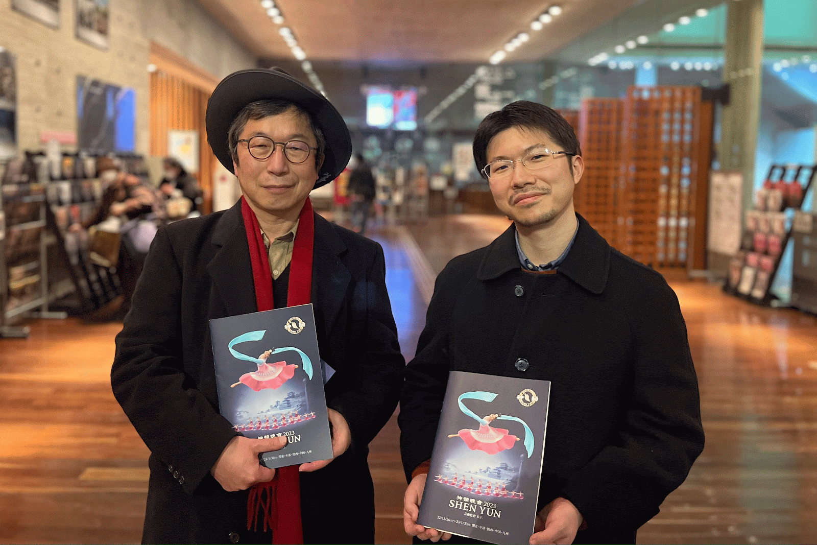 2023年1月9日、医療品・化粧品会社を経営する谷口泰造さん（左）と大学院で歯学を学ぶ谷口諒至さん（右）が兵庫県立芸術文化センターで行われた神韻公演を鑑賞した（寺田崚平／大紀元）