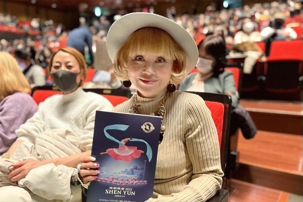 1月11日夜、化粧品・健康補助食品の販売会社を経営する宮本真由美さんがロームシアター京都メインホールで行われた神韻公演を鑑賞した（寺田崚平／大紀元）
