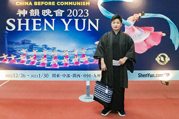 取材後に写真撮影に応じた民謡歌手のてんさん（大紀元）