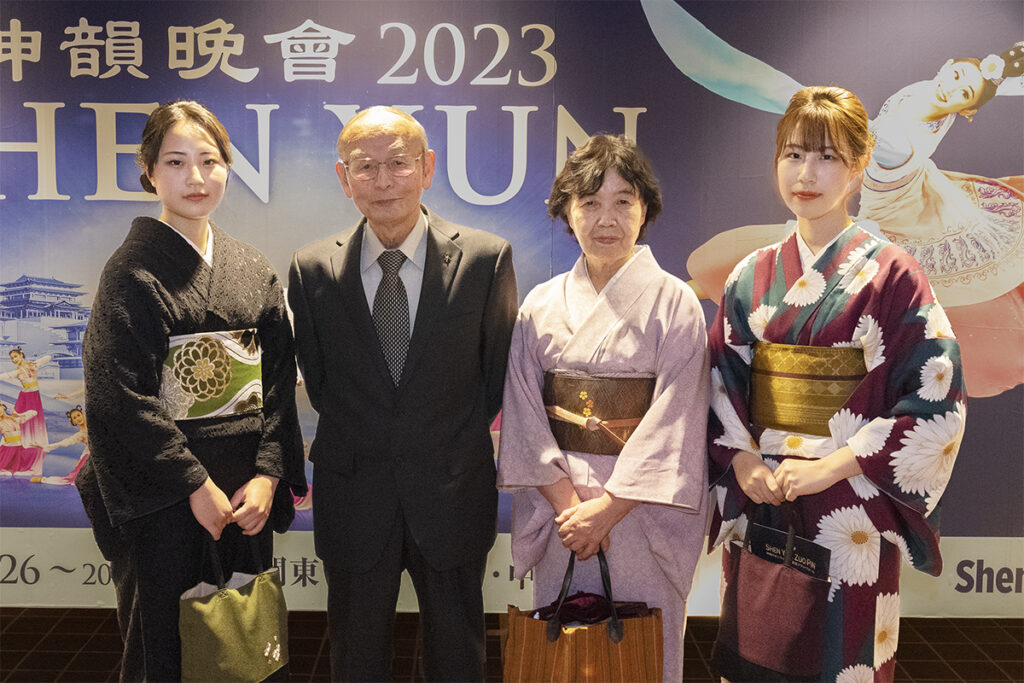 1月11日夜、幼稚園元副園長の小寺克彦さん（中央左）と同幼稚園元主任の小寺絹子さん（中央右）が、お孫さん2人を連れロームシアター京都メインホールで行われた神韻公演を鑑賞した（藤野偉／大紀元）