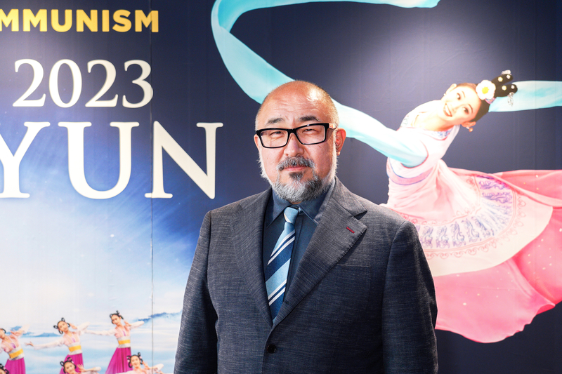 1月11日昼、マルチクリエイターの鈴木幸一さんがロームシアター京都メインホールで行われた神韻公演を鑑賞した（龔安妮／大紀元）